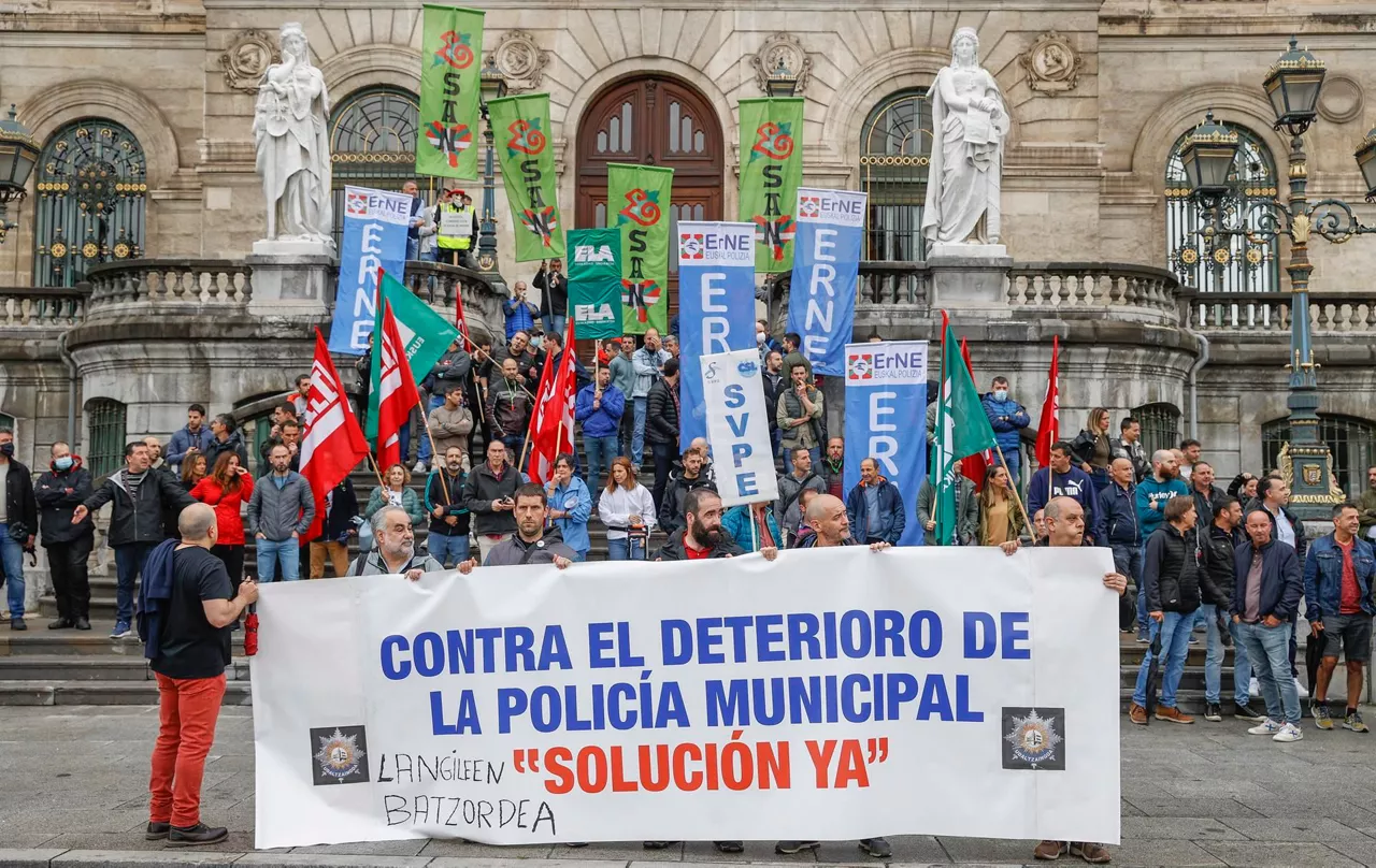 Maiatzeko protesta, Bilboko udaletxeko eskaileretan. EFE