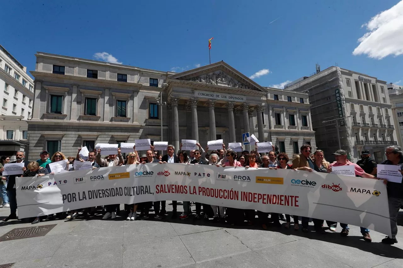 Protesta de productoras el miércoles, ante el Congreso de los Diputados. EFE
