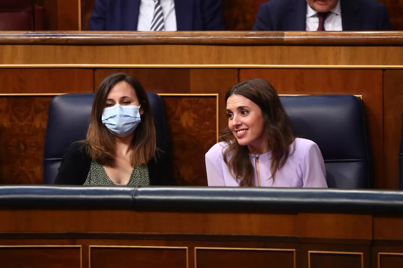 Las ministras de Unidas Podemos, Ione Belarra e Irene Montero, en el Congreso. Foto: EFE