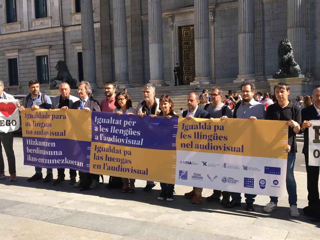 Concentración ante el Congreso de los Diputados. Imagen: Euskalgintzaren Kontseilua