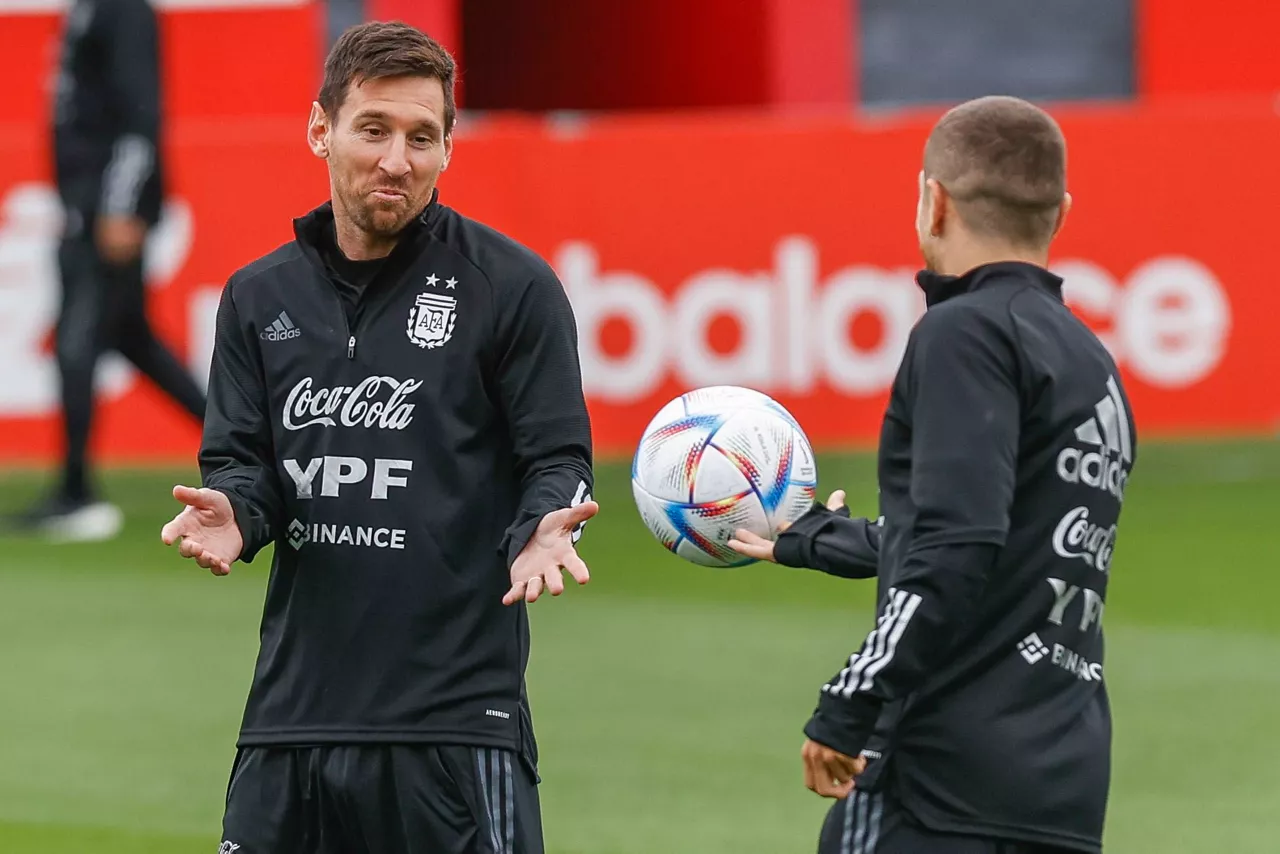 Messi eta Papu Gómez berba egiten Lezaman, entrenamenduan. Foto: EFE.