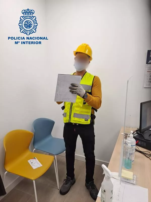 Imagen del polizón disfrazado de trabajador de la compañía. Foto: Policía Nacional.