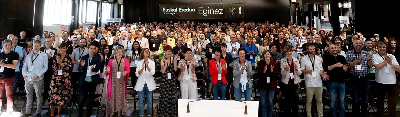 Foto de familia de alcaldes y concejales de EH Bildu, hoy, en el Refena de Pamplona.