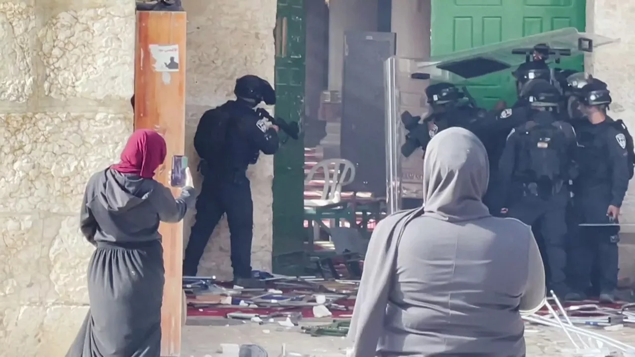 Enfrentamientos en la mezquita de Al Aqsa. Imagen de un vídeo de EITB Media
