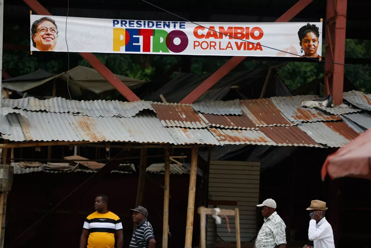 Pancarta a favor de Petro y Márquez en Bogotá, Colombia. Foto: EFE