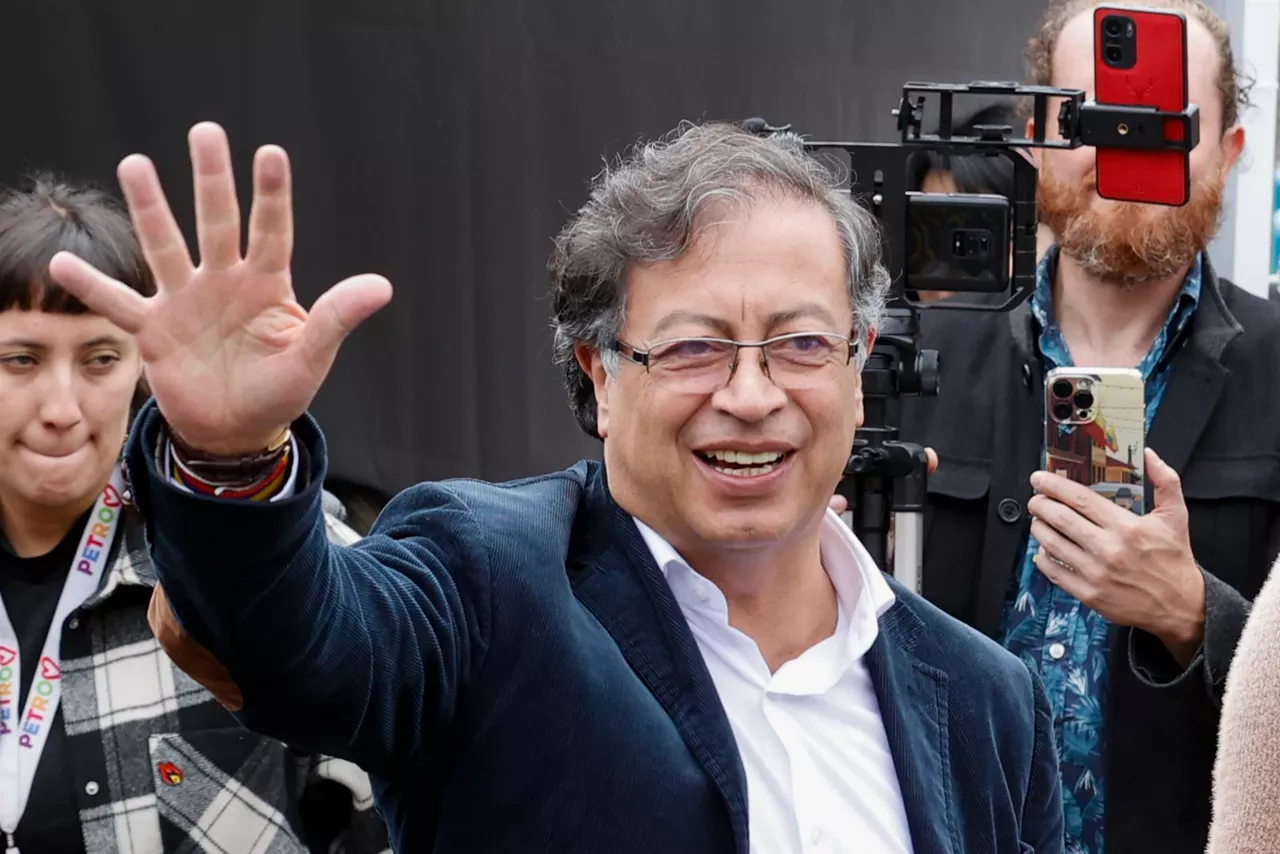 Gustavo Petro a la salida de votar en Bogotá, Colombia. Foto: EFE