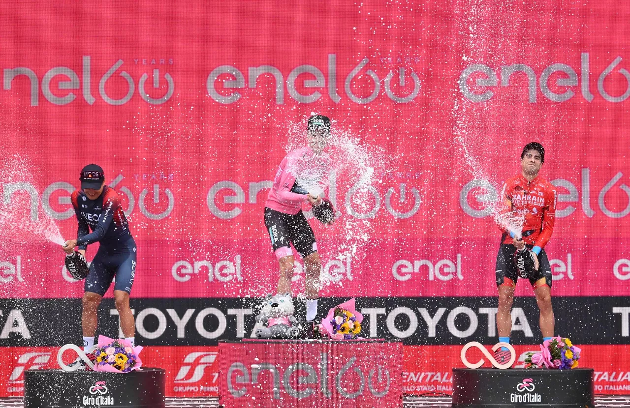 Mikel Landa (eskuinean), 2022ko Giroko podiumean. Argazkia: EFE