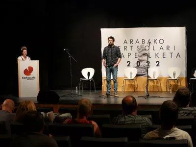 Manex Agirre, cantando. Foto: Bertsozale.