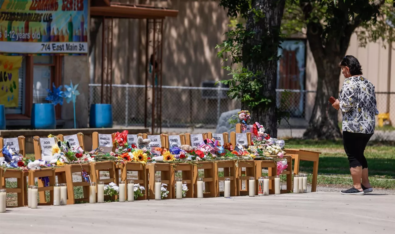 Pupitres instalados en Uvalde, en memoria de las víctimas. EFE