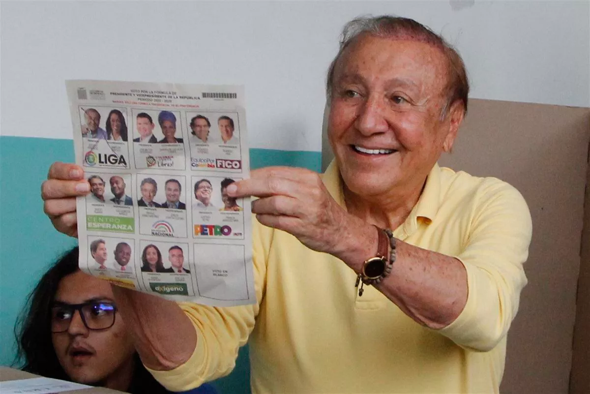 Rodolfo Hernández mostrando su voto
