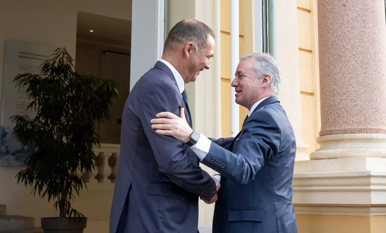 Iñigo Urkulluren eta Gilles Simeoniren arteko agurra. Argazkia: Irekia.