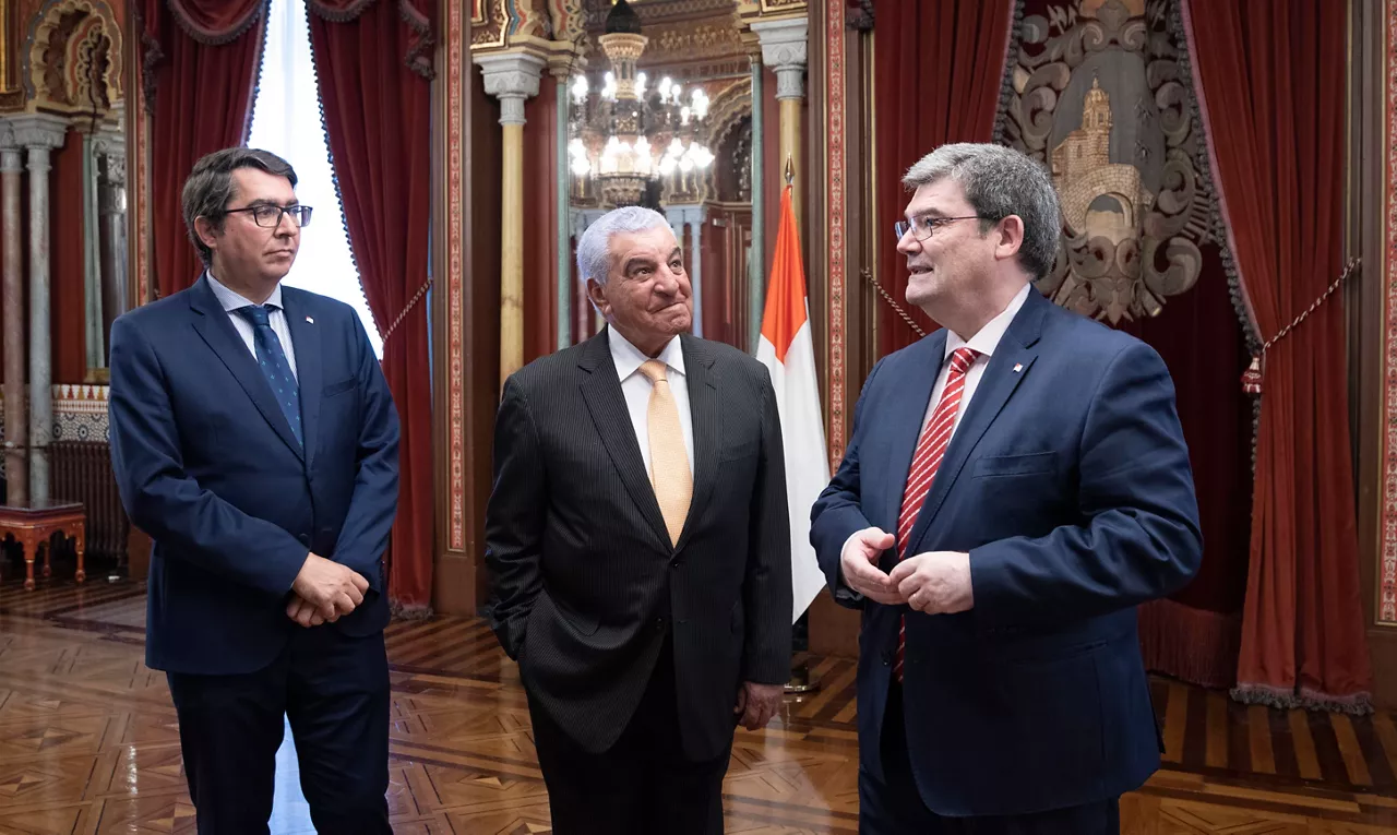 El prestigioso arqueólogo, Zahi Hawass, junato al alcalde de Bilbao. Foto: Ayuntamiento de Bilbao