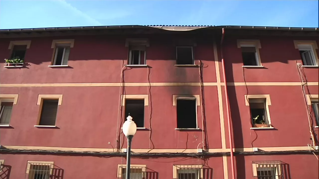 El edificio incendiado. Imagen obtenida de un vídeo de EITB Media.