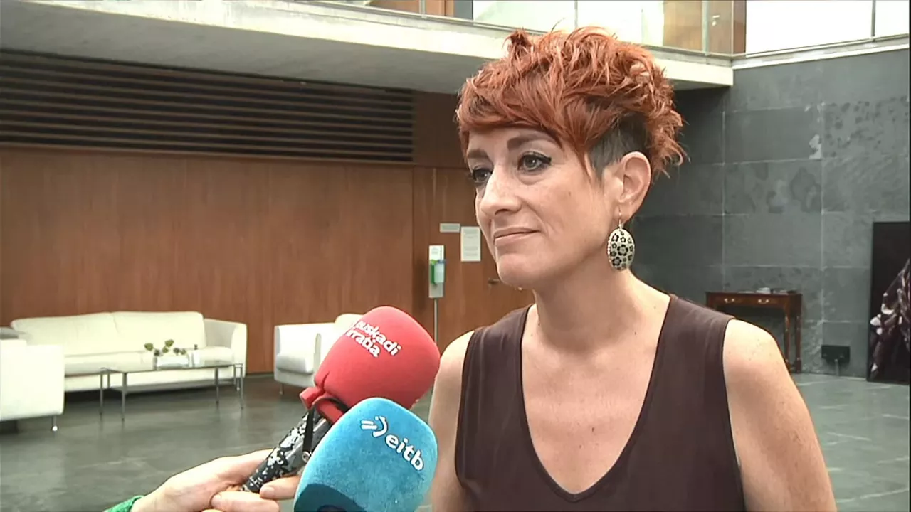 Ruiz, Nafarroako Parlamentuan, kazetarien galderei erantzuten.