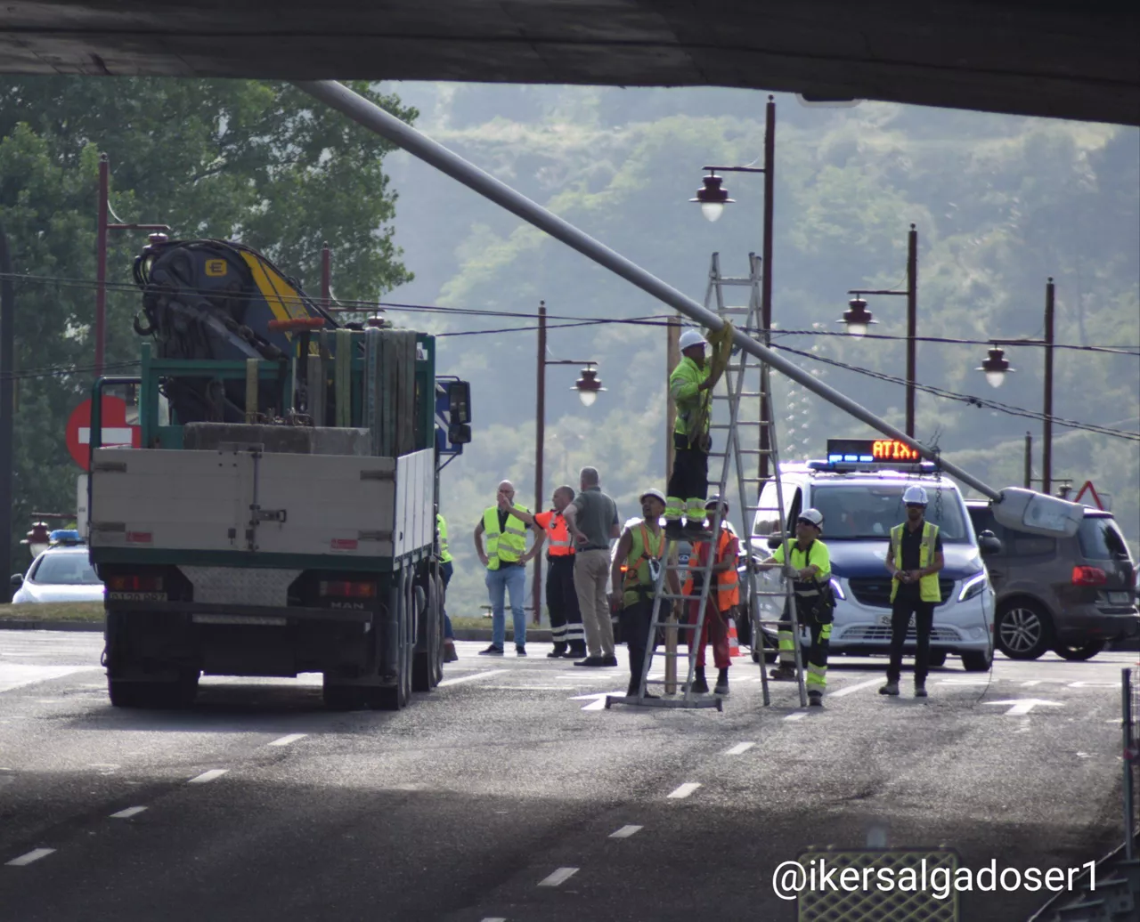 Una de las farolas arrastradas por el camión debajo del puente de Rontegi. Foto: Iker Salgado