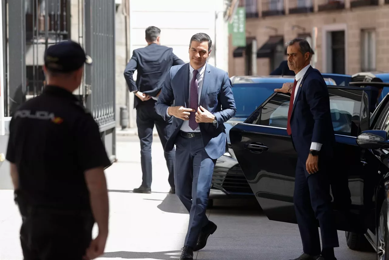 Pedro Sánchez, a su llegada hoy al Congreso. EFE