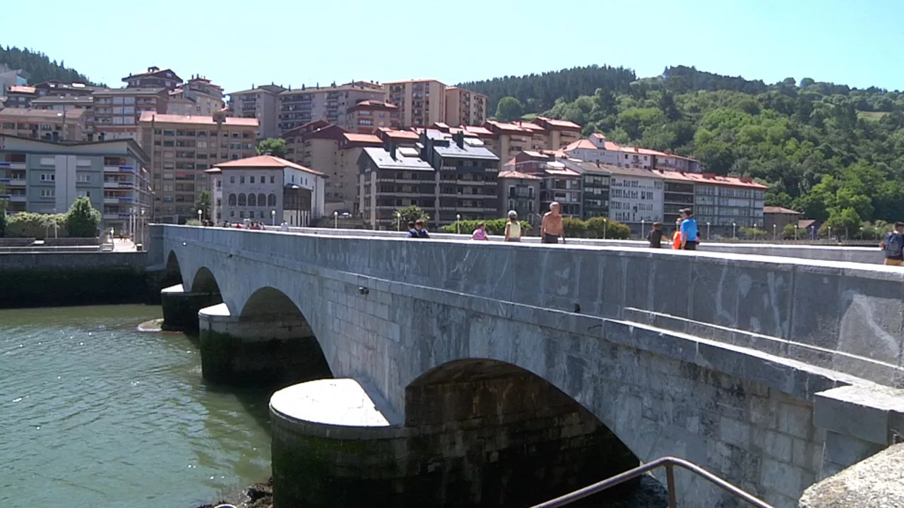 Puente peatonal entre Deba y Mutriku. Imagen: EITB Media