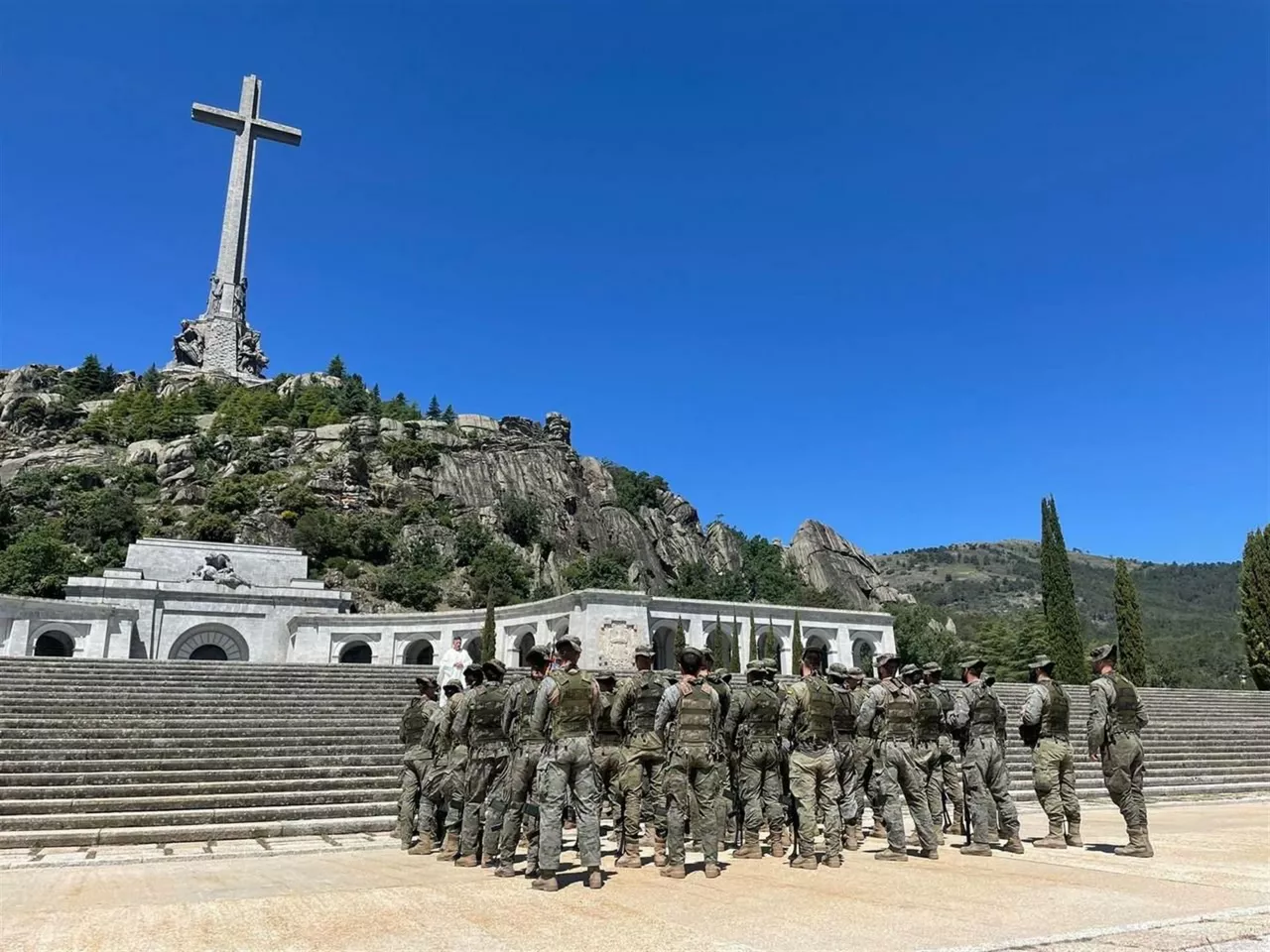 La unidad bendiciendo el banderín de la compañía en el Valle de los Caídos. Foto: EFE