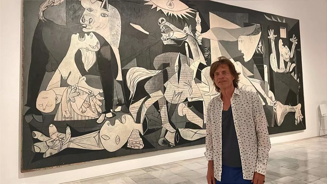Mick Jagger abeslaria, iaz, "Guernica" margolanaren parean.