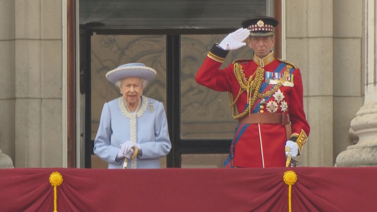 Elizabeth erregina. Reutersen bideo batetik ateratako irudia.