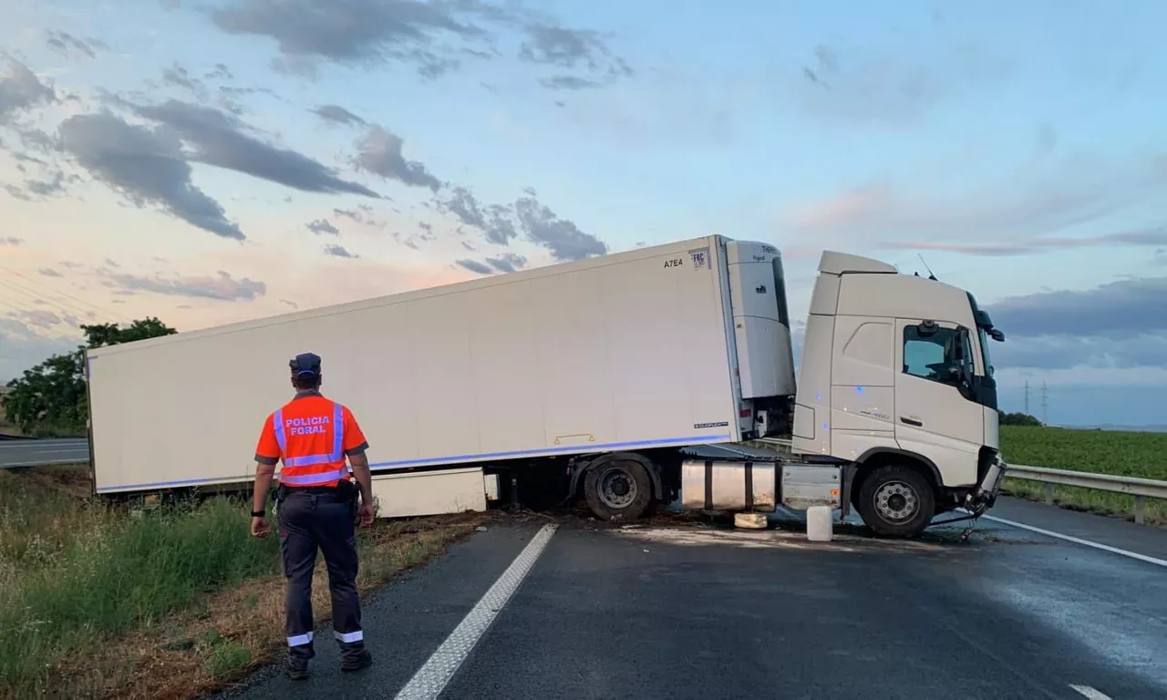El camión accidentado ha quedado cruzado en sentido Tudela