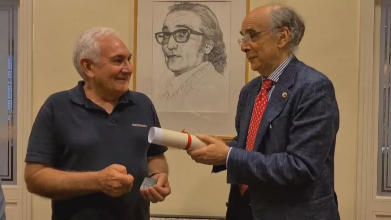 Joseba Sarrionandia y Andrés Urrutia. Imagen obtenida de un vídeo de Euskaltzaindia.