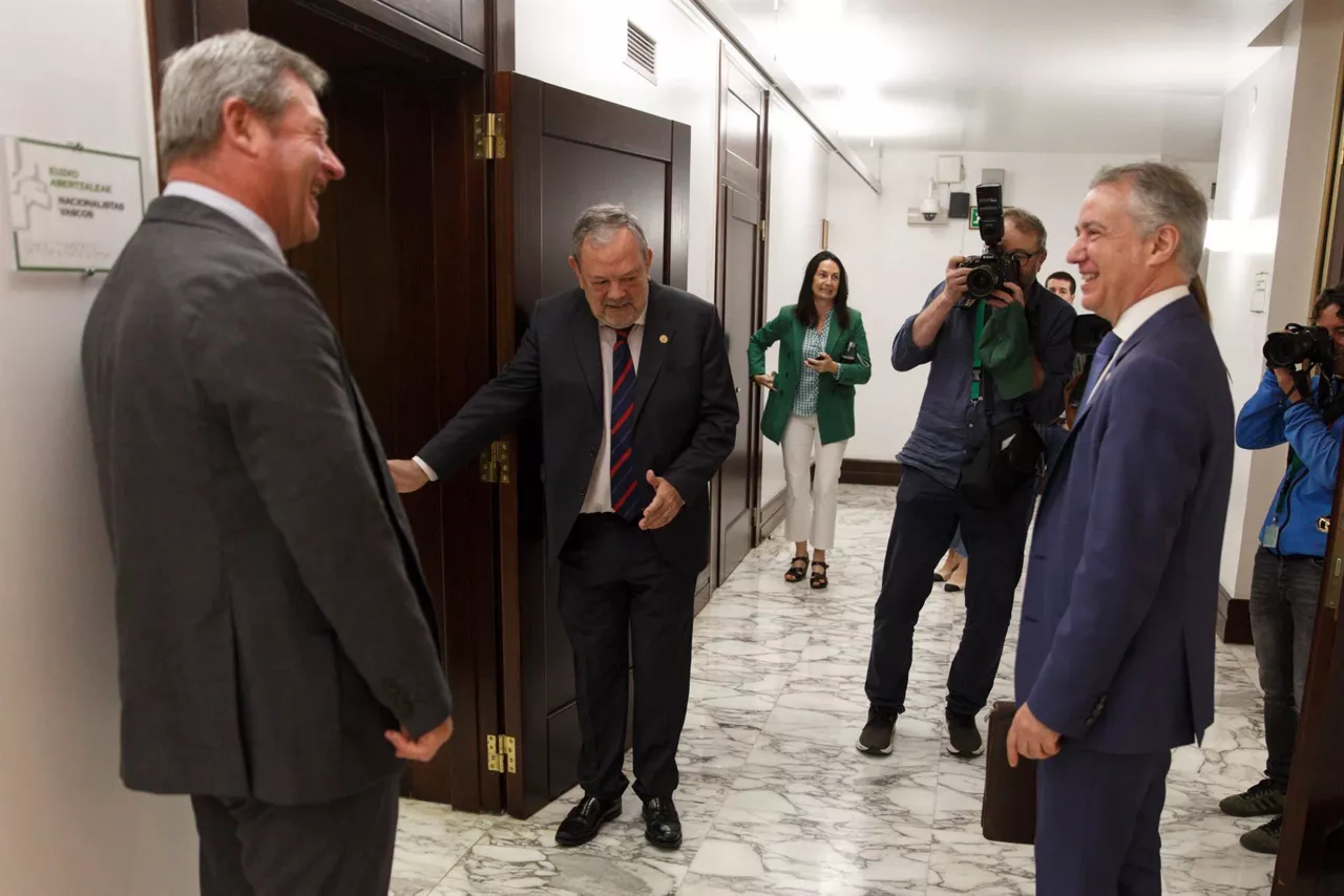 Urkullu, a su entrada al Parlamento Vasco, con Zupiria y Azpiazu.