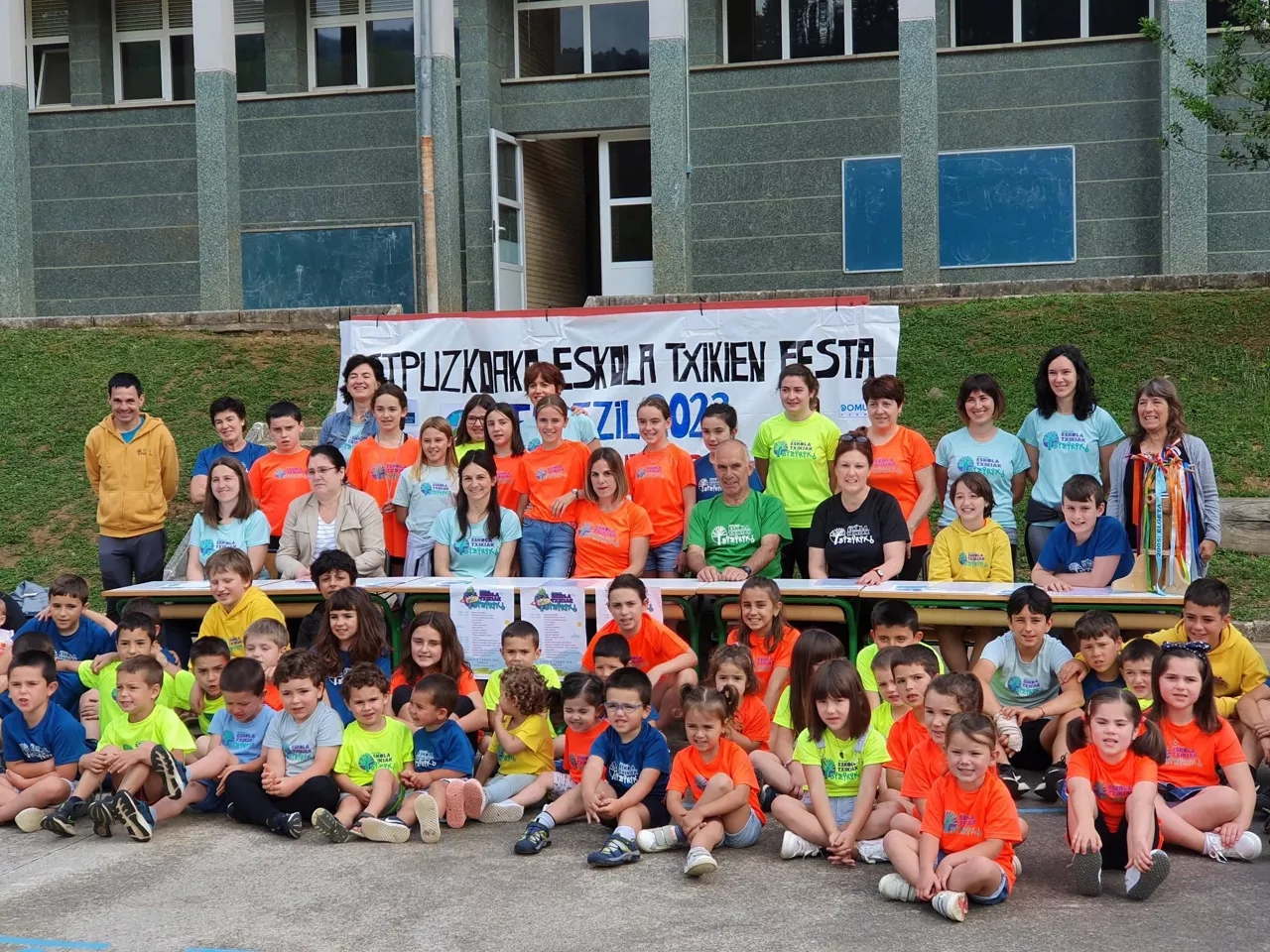 Comunidad educativa de la escuela San Martin de Errezil, hoy. Foto cedida por el centro.