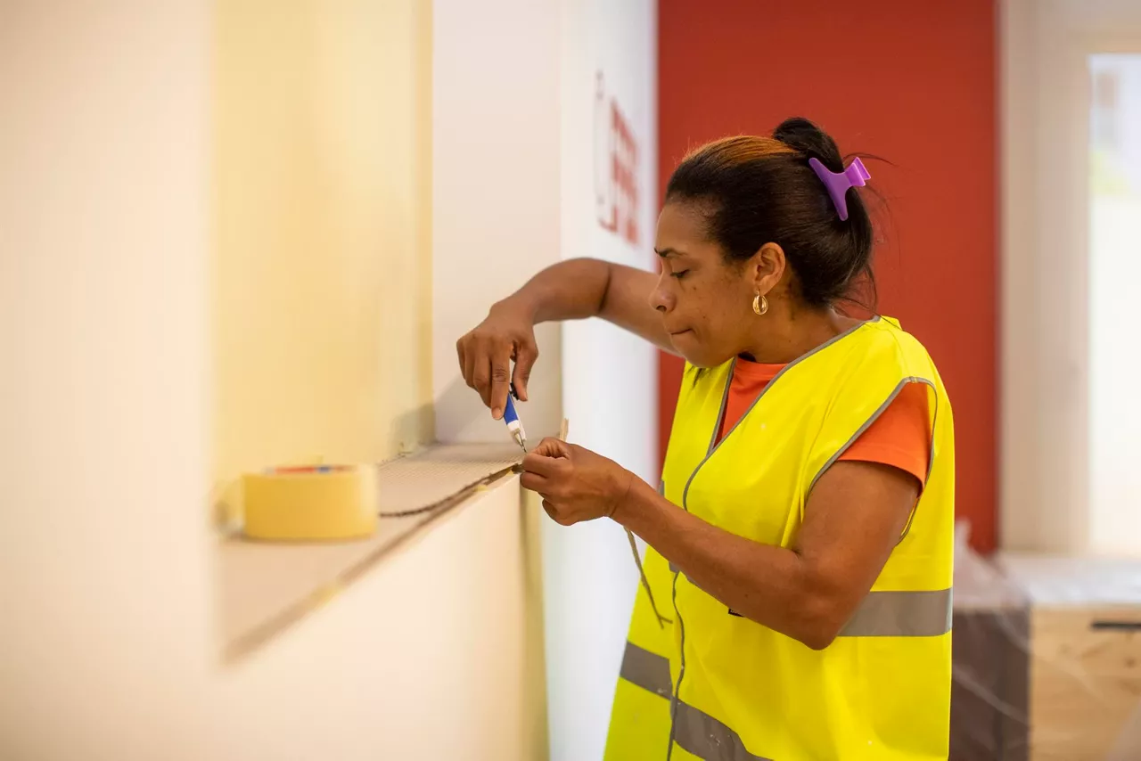 mujer-trabajadora-extranjera-construccion- eraikuntza atzerritarrak emakume langileak mano de obra eskulana efe
