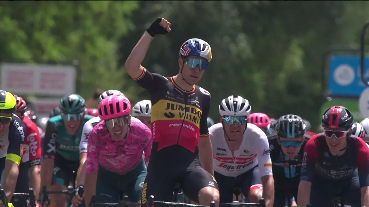 Van Aert bere garaipena ospatzen