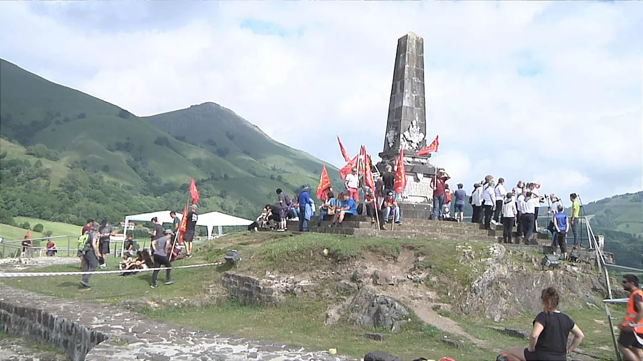 Hainbat lagun gaur, Amaiurren. EITB Mediaren bideo batetik hartutako irudia.