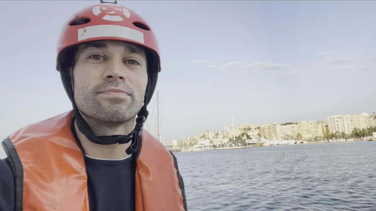 Asier Sánchez a bordo del 'Aita Mari'. Imagen obtenida de un vídeo de EITB Media.