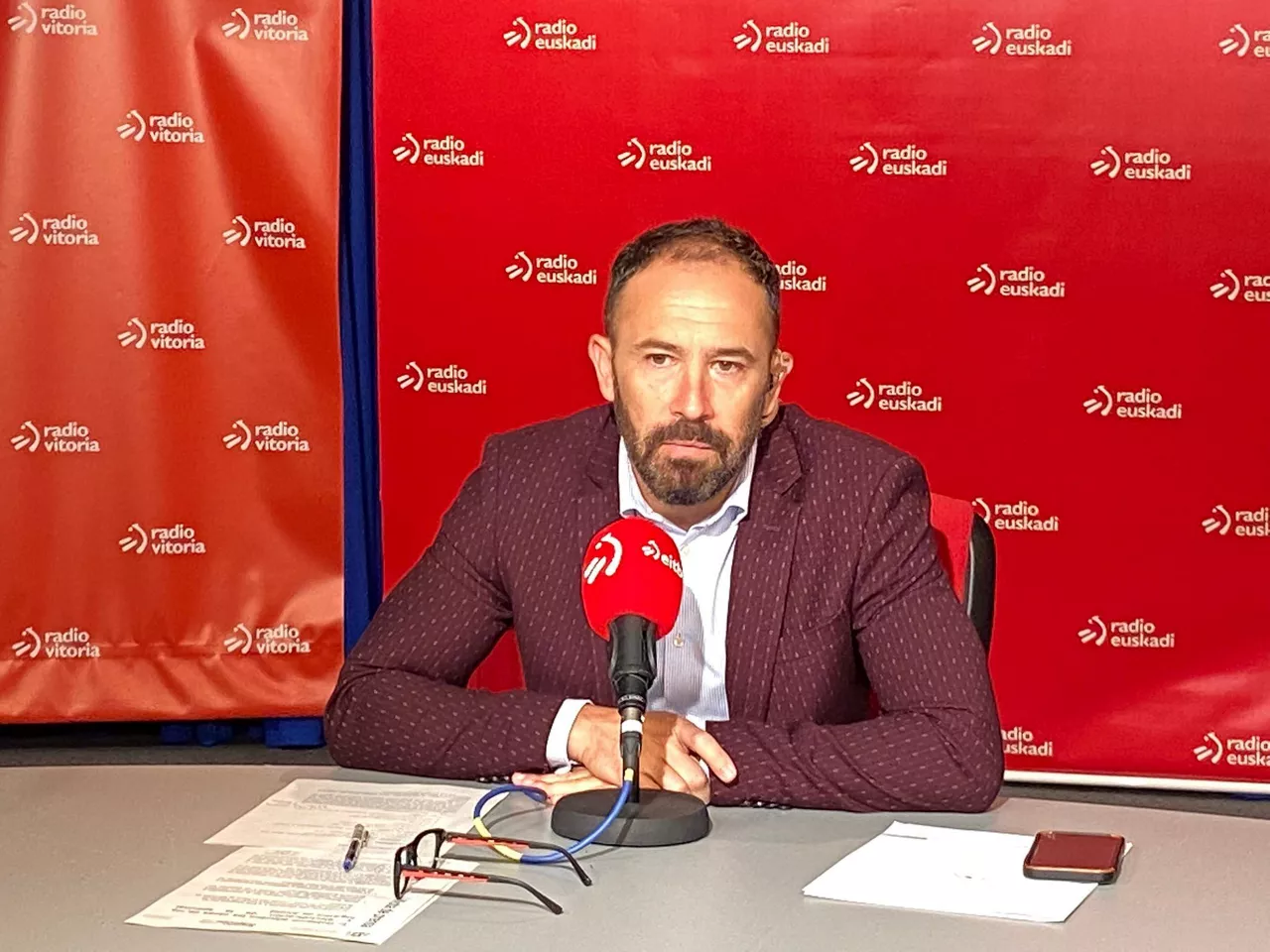 Itxaso, Radio Vitoriako estudioetan, elkarrizketaren une batean.