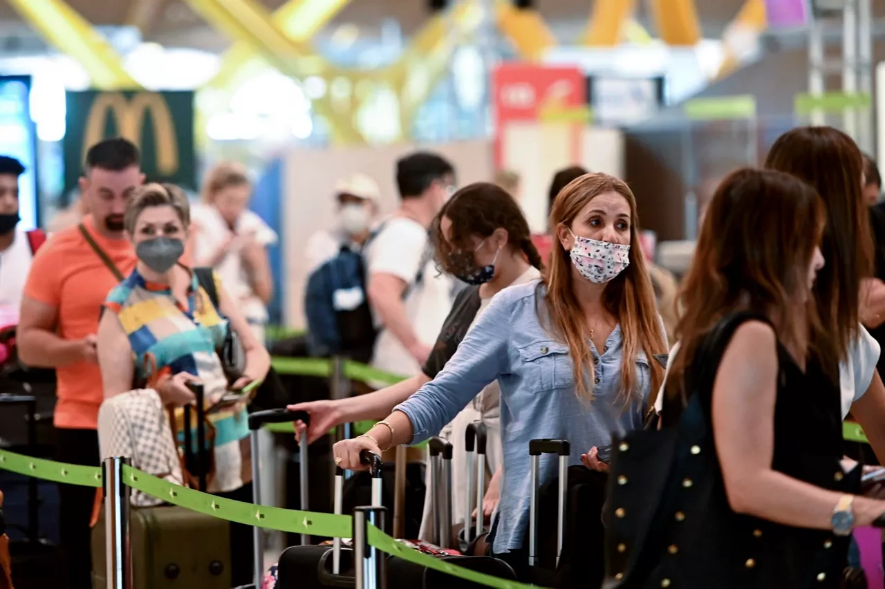 Pasajeros en la cola de facturación de un aeropuerto