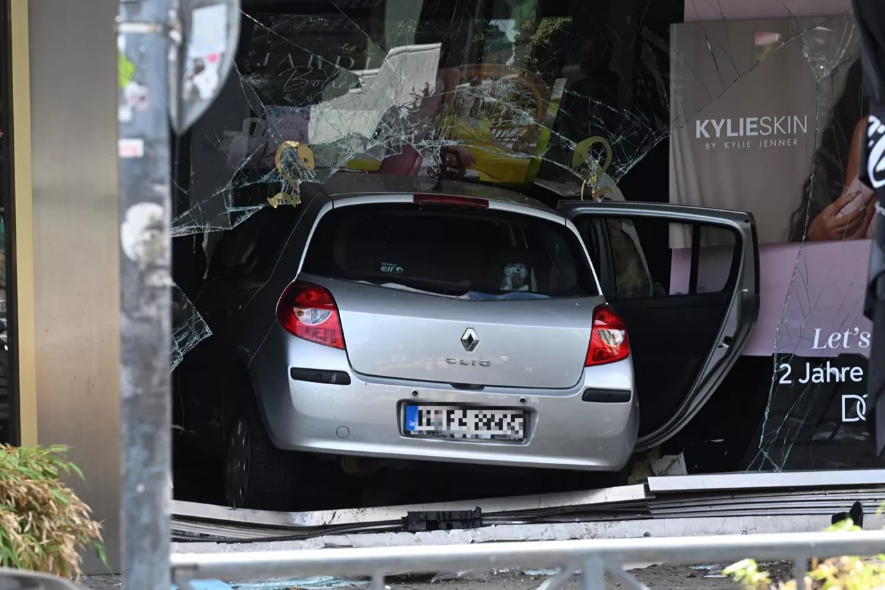 Harrapatzea eragin duen autoa. Argazkia: EFE.