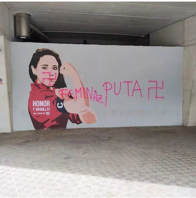 Pintadas en el mural de Mai Garde