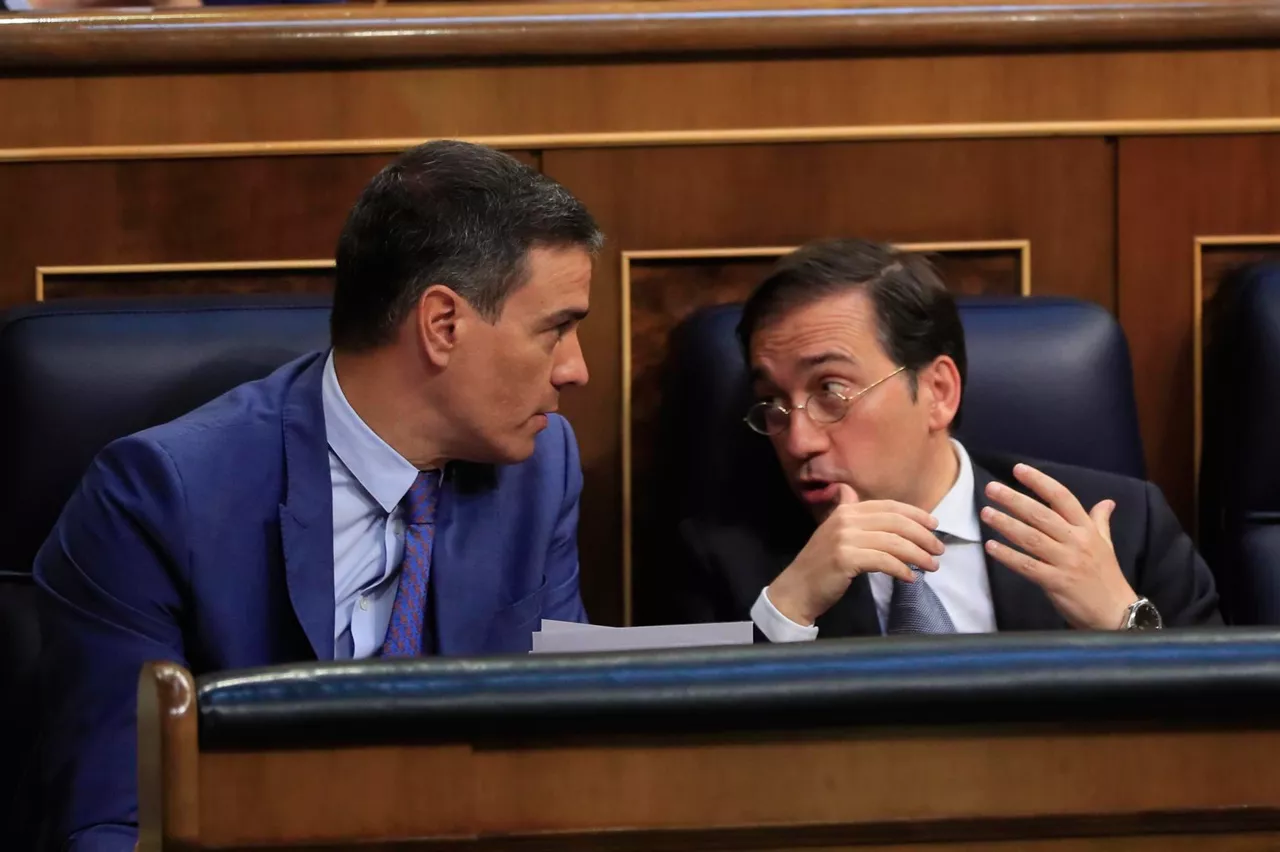Pedro Sanchez eta Jose Manuel Albares Kongresuan. Argazkia: EFE