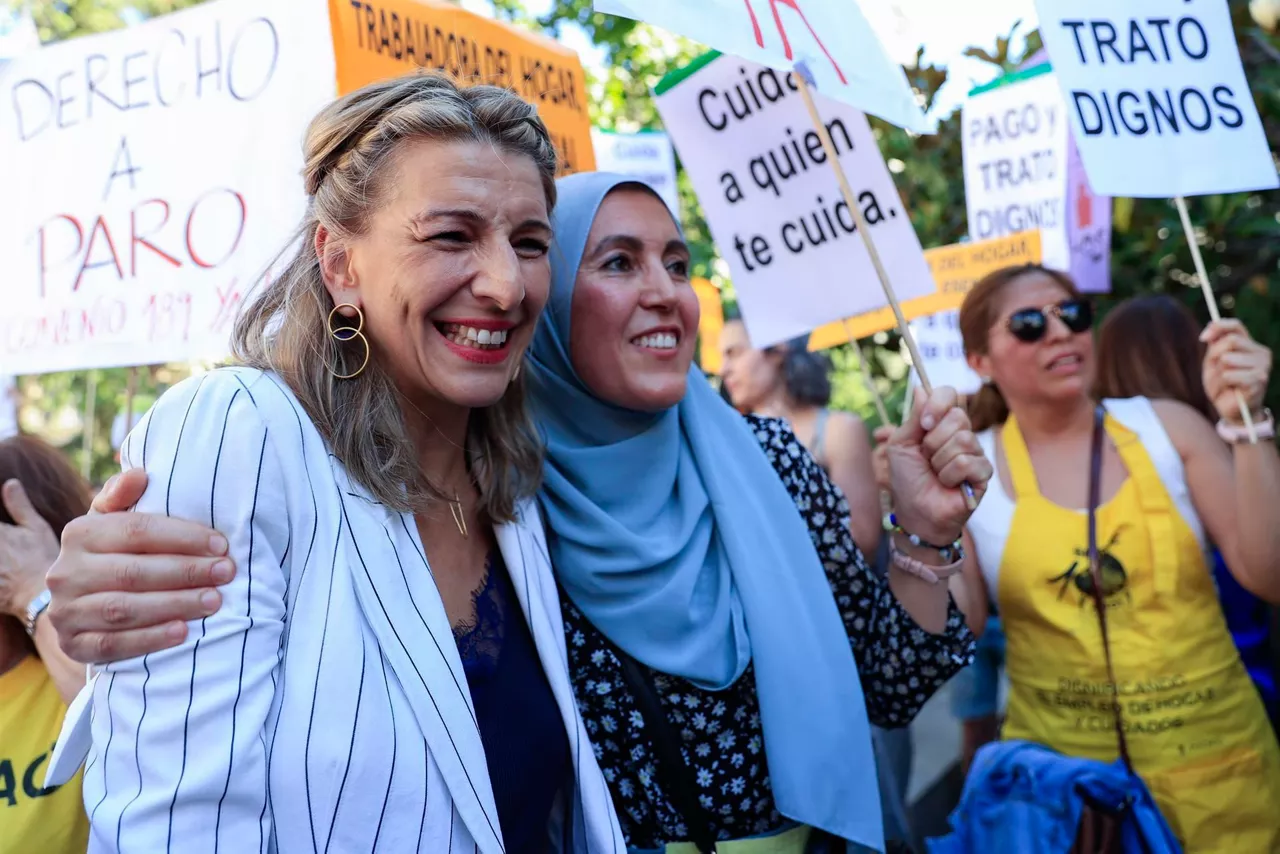 La ministra de Trabajo, Yolanda Díaz, en la concentración de las trabajadoras del hogar. Foto: EFE