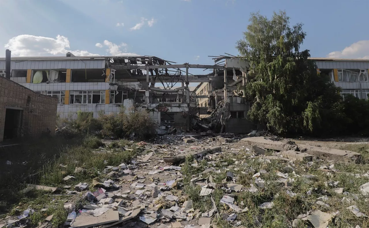 Escuela destrozada tras un bombardeo, en Bakhmut (Donetsk). Foto de archivo: EFE