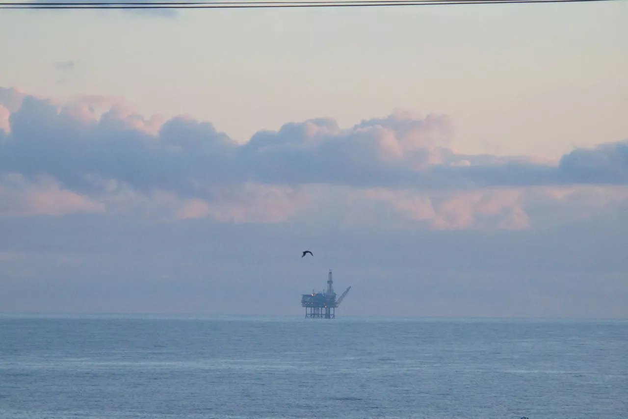 Bermeo parean, Kantauri itsasoaren uretan, dago Gaviota plataforma.