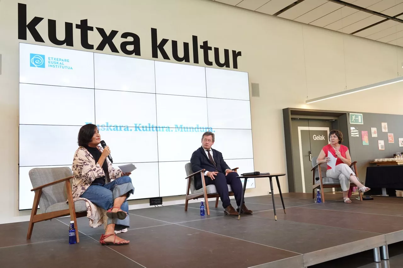 Irene Larraza, Bingen Zupiria eta Garbiñe Iztueta, gaurko aurkezpenean. Argazkia: Sergio Verde.