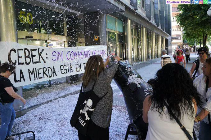 Garbitzaileek txikitutako papera zabaldu dute Cebeken egoitzan.