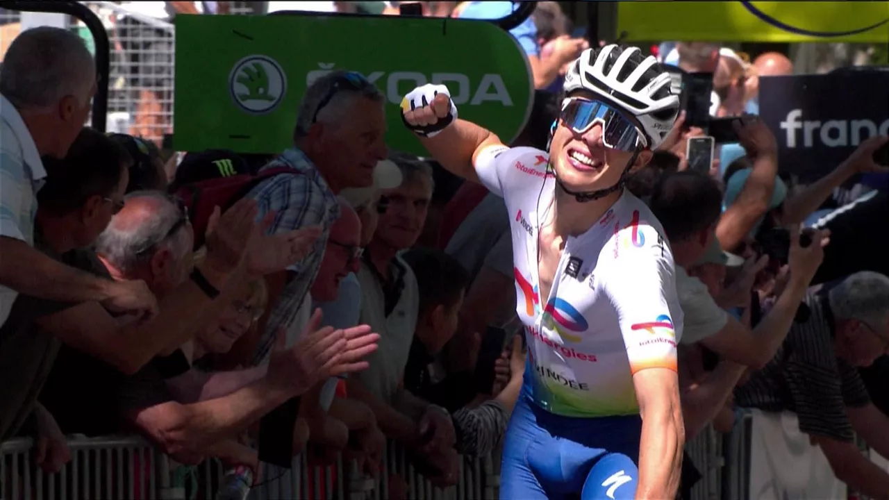 Valentín Ferrón, celebrando su victoria en la 6ª etapa de la Dauphiné.