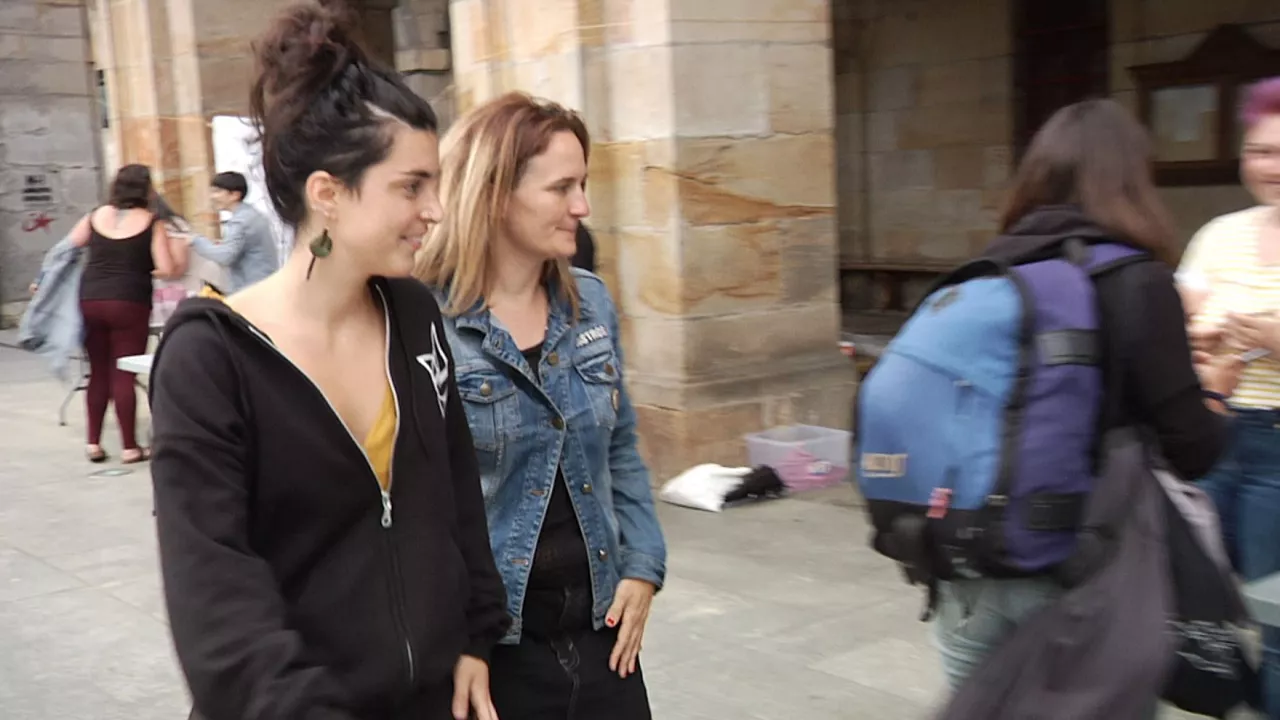 Miren Aranguren eta Alazne Perez de Lubiano, feminista bilguneko kideak