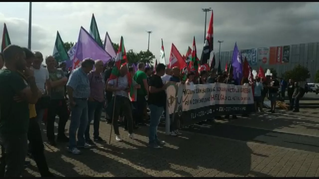 Protesta en el BEC. Imagen obtenida de un vídeo de Radio Euskadi.