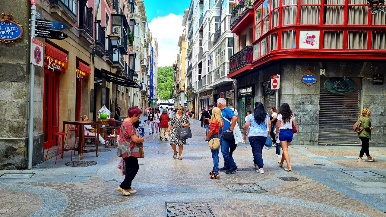 Gente paseando por las siete calles de Bilbao