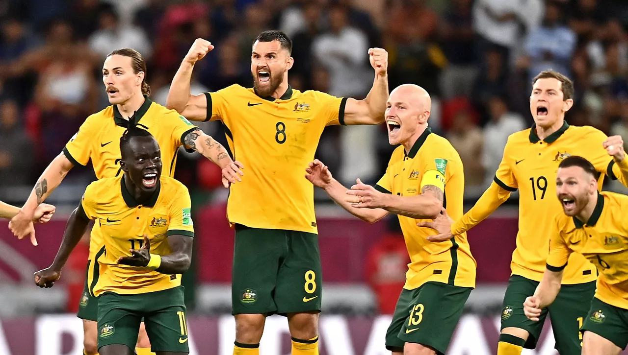 Australiako jokalariak FIFAko 2022ko Munduko Kopako penaltien txanda irabazi ostean ospatu dute