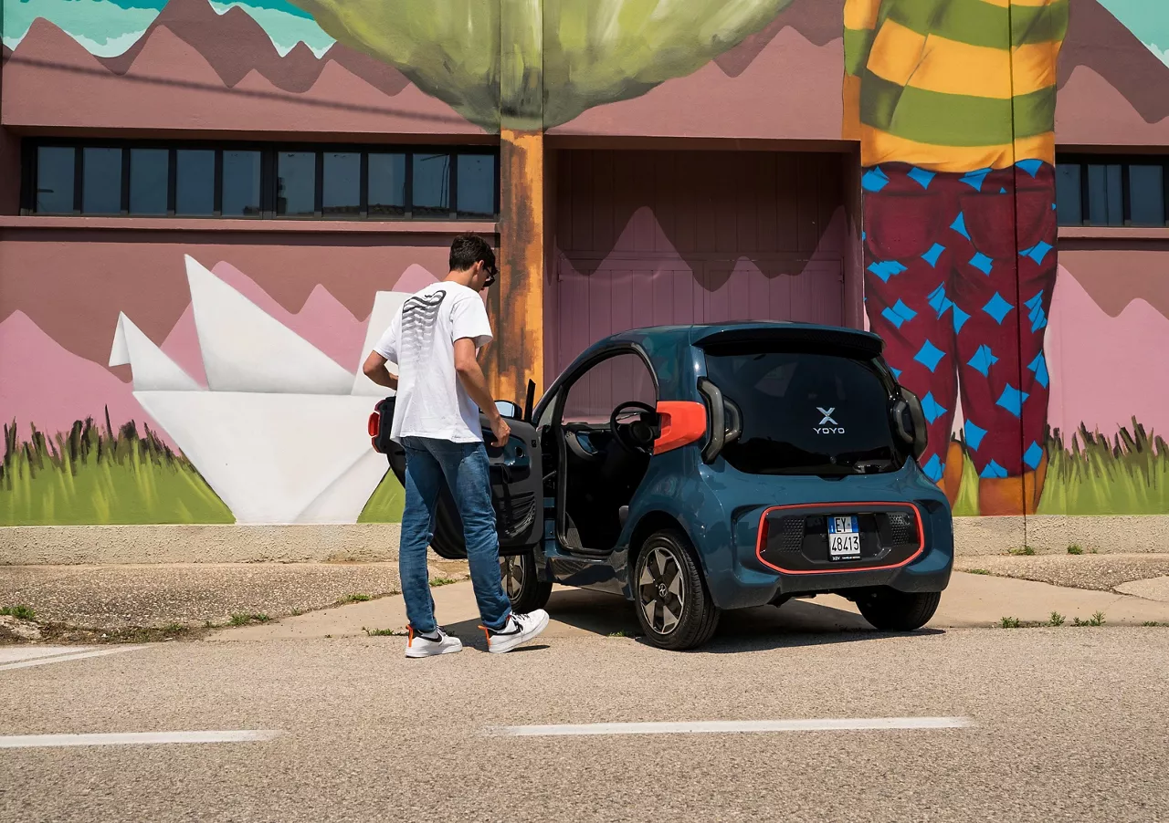 El B1 permite conducir coches eléctricos de 400 kilos, como el de la imagen.