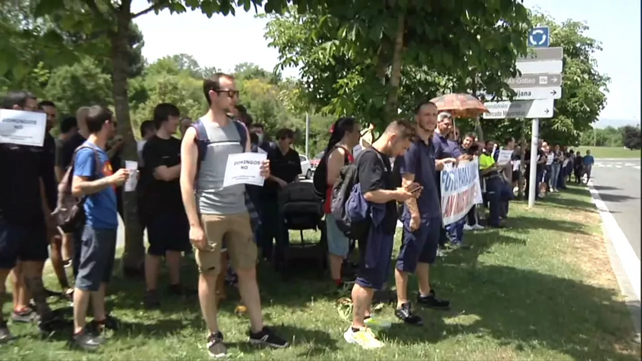 Protesta de los trabajadores de Mercedes. Imagen: EITB Media