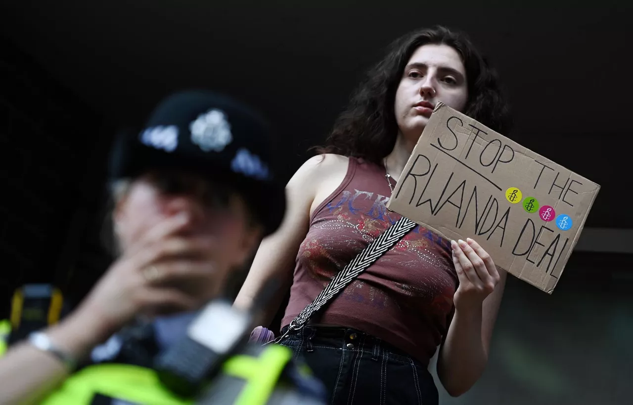 Una joven protesta en Londres. Foto: EFE